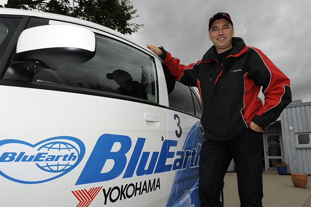 Tim Svanholt er normalt fartkonge i en Mitsubishi Lncdr rallybil med næsten 300 hestekræfter. I Oresund Rally kører han en Mitsubishi iMiEV elbil for Yokohamas BluEarth miljøkoncept.
(Foto: Michael Eisenberg)
